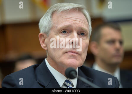 Le secrétaire à la Marine Ray Mabus témoigne lors d'une commission des forces armées audition sur le 2015 par l'autorisation de la Défense nationale demande de budget du ministère de la marine, sur la colline du Capitole le 11 mars 2014 à Washington, D.C. UPI/Kevin Dietsch. Banque D'Images