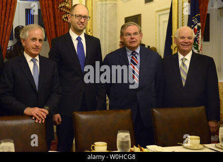 Le Premier ministre ukrainien Arseni Iatseniouk (2nd,L) est rejoint par le président de la Commission des relations extérieures, le Sénateur Robert Menendez (D-NJ), (2e,R), membre principal de la minorité Sen. Bob Corker (R-TN), (L) et le sénateur Benjamin Cardin (D-MD) avant une réunion sur la colline du Capitole, à Washington, DC, le 12 mars 2014. Le Congrès est en train de discuter de la crise en Ukraine et en Crimée, ainsi que l'aide étrangère, à la suite de la dépose de l'ancien premier ministre Viktor Ianoukovitch à partir de la puissance et de la Russie dans la Crimée. UPI/Mike Theiler Banque D'Images