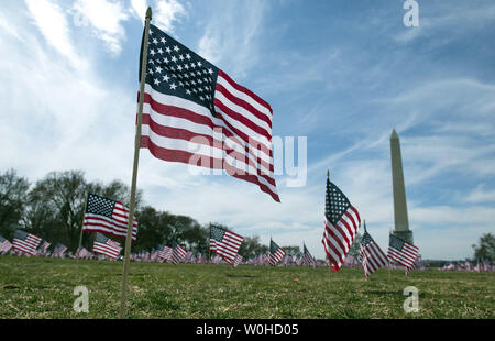 Certains des 1 892 drapeaux américains sont vus sur le National Mall placés par l'Iraq et l'Afghanistan Veterans of America, chaque drapeau représente l'un des 1 892 anciens combattants et membres de service qui se sont suicidés cette année, à Washington, D.C., le 27 mars 2014. Le monument fait partie de la 'Nous avons votre retour : l'IAVA Campagne pour lutter contre le suicide UPI/Kevin Dietsch Banque D'Images