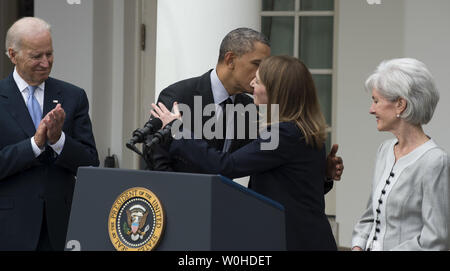 Le président Barack Obama hugs Secrétaire HHS Sylvia Mathews Burwell candidat sortant de la Santé et des Services Kathleen Sebelius Secrétaire et le Vice-président Joe Biden au cours de l'événement regard sur le jardin de roses à la Maison Blanche à Washington, DC Le 11 avril 2014. Sebelius Obama a accepté sa démission et nomination Burwell pour HHS Secrétaire. UPI/Pat Benic Banque D'Images