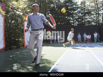 Le président Barack Obama joue au tennis avec les enfants au cours de la Maison blanche aux œufs de Pâques sur la pelouse Sud de la Maison Blanche à Washington, D.C. le 21 avril 2014. UPI/Kevin Dietsch Banque D'Images