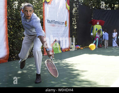 Le président Barack Obama joue au tennis avec les enfants au cours de la Maison blanche aux œufs de Pâques sur la pelouse Sud de la Maison Blanche à Washington, D.C. le 21 avril 2014. UPI/Kevin Dietsch Banque D'Images