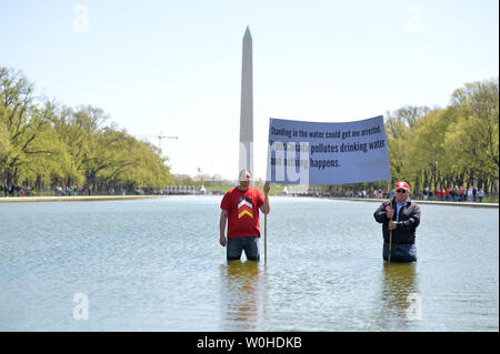 Wizipan peu l'Élan (L) et l'Art Tanderup, membres de l'Alliance indienne Cowboy et participer à une une protestation contre le pipeline KXL au miroir d'eau sur les ressortissants Mall à Washington, D.C. le 24 avril 2014. Le cow-boy et indien Alliance a organisé le pipeline de sables bitumineux Keystone XL protestation à montrer la nécessité de mettre en évidence les impacts environnementaux possibles du projet. UPI/Kevin Dietsch Banque D'Images