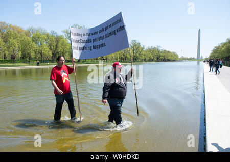 Wizipan peu l'Élan (L) et l'Art Tanderup, membres de l'Alliance indienne Cowboy et participer à une une protestation contre le pipeline KXL au miroir d'eau sur les ressortissants Mall à Washington, D.C. le 24 avril 2014. Le cow-boy et indien Alliance a organisé le pipeline de sables bitumineux Keystone XL protestation à montrer la nécessité de mettre en évidence les impacts environnementaux possibles du projet. UPI/Kevin Dietsch Banque D'Images