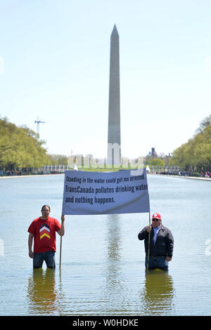 Wizipan peu l'Élan (L) et l'Art Tanderup, membres de l'Alliance indienne Cowboy et participer à une une protestation contre le pipeline KXL au miroir d'eau sur les ressortissants Mall à Washington, D.C. le 24 avril 2014. Le cow-boy et indien Alliance a organisé le pipeline de sables bitumineux Keystone XL protestation à montrer la nécessité de mettre en évidence les impacts environnementaux possibles du projet. UPI/Kevin Dietsch Banque D'Images