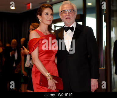 Diane Lane et news anchor Wolf Blitzer arrivent sur le tapis rouge à la Maison Blanche l'Association des correspondants de dîner à l'hôtel Hilton de Washington à Washington, DC, le 3 mai 2014. UPI/Molly Riley Banque D'Images