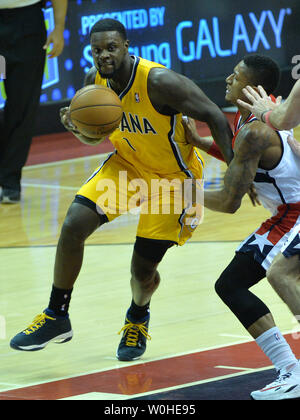 Indiana Pacers guard Lance Stephenson (1) disques durs pour le panier contre Washington Wizards guard Bradley Beal (3) durant la première moitié de match 6 des demi-finales de conférence de l'Est au Verizon Center à Washington, D.C. le 15 mai 2014. UPI/Kevin Dietsch Banque D'Images