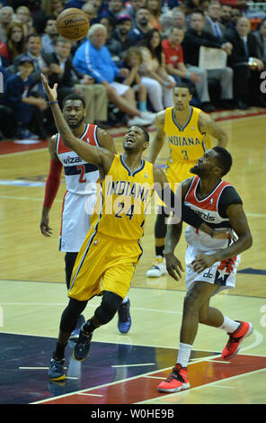 Indiana Pacers Paul George (24) perd le contrôle de la balle que Washington Wizards guard Bradley Beal (3) pourrait lui durant la 1ère moitié du sixième match de la demi-finale de conférence de l'Est au Verizon Center à Washington, D.C. le 15 mai 2014. UPI/Kevin Dietsch Banque D'Images