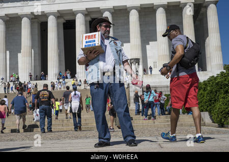 Un Rolling Thunder participant passe hors free biker bibles sur les marches du Lincoln Memorial au cours de l'opération Rolling Thunder Motorcycle Rally XXVII, sur le week-end du Memorial Day, le 25 mai 2014 à Washington, D.C., des centaines de milliers de motocyclistes annuellement convergent sur Washington pour le rallye à se souvenir de l'armée américaine, les anciens combattants prisonniers de guerre et des médias. UPI/Pete Marovich Banque D'Images