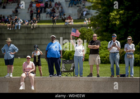 La foule reconnaît les Rolling Thunder participants alors qu'ils traversent la Memorial Bridge et D.C. entrez en face du Lincoln Memorial au cours de l'opération Rolling Thunder Motorcycle Rally XXVII, sur le week-end du Memorial Day, le 25 mai 2014 à Washington, D.C., des centaines de milliers de motocyclistes annuellement convergent sur Washington pour le rallye à se souvenir de l'armée américaine, les anciens combattants prisonniers de guerre et des médias. UPI/Pete Marovich Banque D'Images