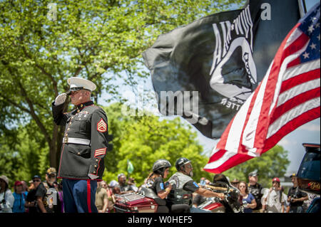 Pour la 12e année consécutive, l'ancien marine américain Tim Chambers est titulaire d'un hommage à l'honneur des anciens combattants tombés comme des centaines de milliers de motocyclistes participent au rallye moto Rolling Thunder XXVII, sur le week-end du Memorial Day, le 25 mai 2014 à Washington, D.C., des centaines de milliers de motocyclistes annuellement convergent sur Washington pour le rallye à se souvenir de l'armée américaine, les anciens combattants prisonniers de guerre et des médias. UPI/Pete Marovich Banque D'Images