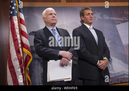 Le sénateur John McCain (R-AZ) et Jeff Flake (R-AZ) assiste à une conférence de presse sur le projet de loi des anciens combattants, sur la colline du Capitole à Washington, D.C. le 3 juin 2014. UPI/Kevin Dietsch Banque D'Images