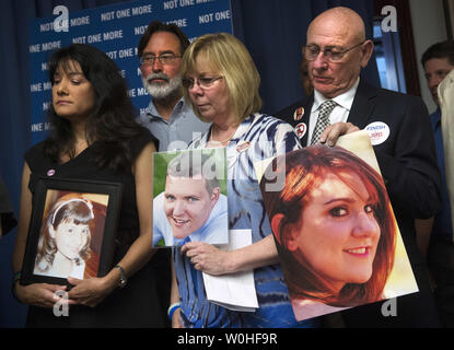 De gauche à droite, Roxanna Green qui a perdu sa fille Christina-Taylor Green, 9, lors de l'attaque de Mme Gabrielle Giffords, Richard Martinez, père de Christopher Michaels-Martinez, 20 ans, qui a été tué dans l'UC Santa Barbara fusillade, et Sandy et Lonnie Phillips qui ont perdu leurs 24 ans Jessica pendant le tournage, théâtre Aurora aller assister à une conférence de presse sur la violence armée et exhortant le Sénat à prendre une loi sur le contrôle des armes détenues par l'Everytown pour la sécurité des armes à feu, à Washington, D.C. le 17 juin 2014. UPI/Kevin Dietsch Banque D'Images