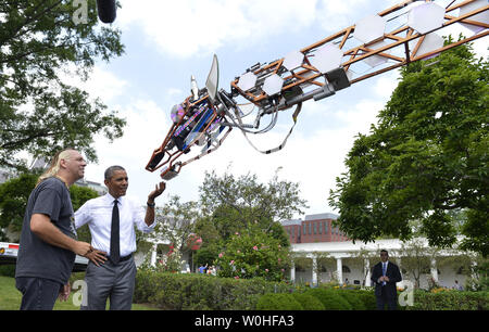 Le président américain Barack Obama (G) examine une girafe robotique avec Lindsay Lawlor de San Diego, Californie, à la Maison Blanche sur des projets Maker Faire la pelouse Sud, le 18 juin 2014, à Washington, DC. Le faire est une série de projets par les étudiants, les entrepreneurs et les citoyens ordinaires à l'aide de nouvelles technologies et d'outils pour lancer de nouvelles entreprises et l'apprentissage de nouvelles compétences en sciences, technologie, ingénierie et mathématiques. UPI/Mike Theiler Banque D'Images