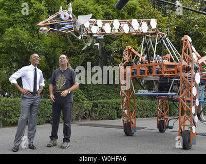 Le président américain Barack Obama (G) examine une girafe robotique avec Lindsay Lawlor de San Diego, Californie, à la Maison Blanche sur des projets Maker Faire la pelouse Sud, le 18 juin 2014, à Washington, DC. Le faire est une série de projets par les étudiants, les entrepreneurs et les citoyens ordinaires à l'aide de nouvelles technologies et d'outils pour lancer de nouvelles entreprises et l'apprentissage de nouvelles compétences en sciences, technologie, ingénierie et mathématiques. UPI/Mike Theiler Banque D'Images