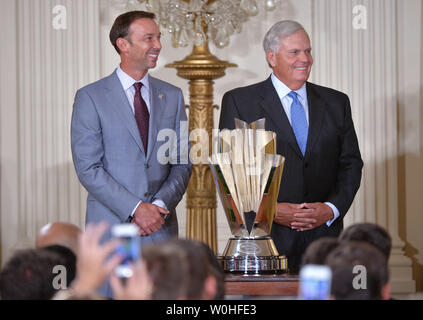 Rick Hendrick (à droite), propriétaire de la Hendrick Motorsports et Pit Crew chief Chad Knaus, se tenir près de la Sprint Cup trophée, lors d'un événement où le président Obama s'est félicité de Bacak Mat Jimmie Johnson, 2013 champion de la série NASCAR Sprint Cup, à la Maison Blanche à Washington, D.C. le 25 juin 2014. UPI/Kevin Dietsch Banque D'Images