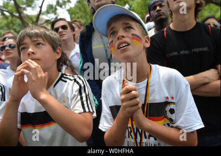 Les amateurs de football allemand regardez comme Unite States joue l'Allemagne dans la Coupe du monde sur un écran de télévision géant à Washington, D.C. le 26 juin 2014. USA perdu 1-0 mais sera toujours à l'avance. UPI/Kevin Dietsch Banque D'Images