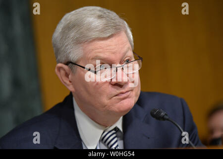 Comité sénatorial des banques, du logement et des Affaires urbaines, Président du Comité, le sénateur Tim Johnson (D-SD) est à l'écoute en tant que présidente du Conseil de la Réserve fédérale Janet Yellen témoigne sur la Réserve fédérale Rapport sur la politique monétaire semestrielle pour le Congrès, au cours d'un comité sénatorial des banques, du logement et des Affaires urbaines comité tenue à Washington, D.C. le 15 juillet 2014. UPI/Kevin Dietsch Banque D'Images