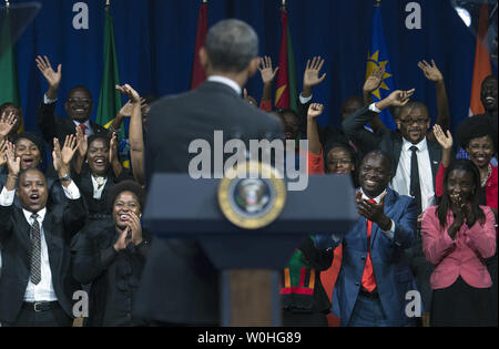 Les membres de l'auditoire cheer et vague comme le président Barack Obama arrive à prononcer une allocution au Sommet de la Washington Bourse pour jeunes leaders africains, à l'Omni Shoreham Hotel, 28 juillet 2014 à Washington, D.C. Le sommet de trois jours réunira 500 de l'Afrique subsaharienne's young leaders de leur donner la possibilité de s'engager avec les représentants du gouvernement, des entrepreneurs et des représentants de la société civile et les développeurs. UPI/Kevin Dietsch Banque D'Images