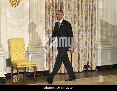 Le président des États-Unis, Barack Obama marche sur le podium pour la nation adresse de la salle à manger d'état de la Maison Blanche, à Washington, DC, comme il l'annonce qu'il a autorisé les frappes militaires contre l'Etat islamique d'Irak et du Levant (ISIS), le 7 août 2014. ISIS a été l'avancement sur l'importante ville d'Erbil, Irak et un civil crise humanitaire a mis au point. UPI/Mike Theiler Banque D'Images