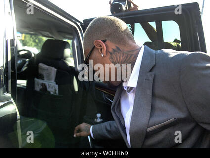 L'artiste Chris Brown entre dans son SUV en tant qu'il ne quitte le palais de Carl H. Moultrie à Washington, D.C., après avoir plaidé coupable de voies de fait, le 2 septembre 2014. Brown a plaidé coupable d'avoir agressé un homme à l'extérieur un hôtel de Washington en octobre dernier et a été condamné à la peine. Brown a servi deux jours en prison au moment de l'Arrêté sur les accusations. UPI/Kevin Dietsch Banque D'Images