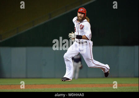 Nationals de Washington droit fielder Jayson Werth (28) s'exécute à la troisième base après une erreur de jeter par Atlanta Braves catcher Christian dans la deuxième manche Bethancourt au Championnat National Park de Washington, D.C. le 9 août 2014. UPI/Kevin Dietsch Banque D'Images