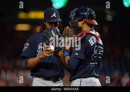 Le lanceur partant des Atlanta Braves Ervin Santana (L) parle à catcher catcher Atlanta Braves Christian Bethancourt en première manche au Championnat National Park de Washington, D.C. le 9 août 2014. UPI/Kevin Dietsch Banque D'Images