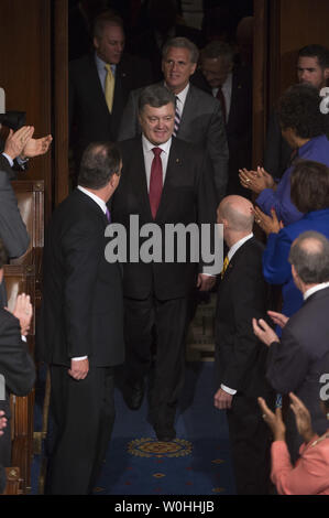 Le Président ukrainien Porochenko arrive d'aborder une réunion conjointe du Congrès à l'Capitole à Washington, D.C. le 18 septembre 2014. Assis derrière Poroshenko sont le vice-président Joe Biden et le président de la Chambre John Boehner (R-OH). UPI/Kevin Dietsch Banque D'Images