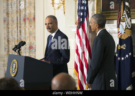 Le procureur général Eric Holder (L) annonce sa démission aux côtés du président américain Barack Obama à la Maison Blanche, à Washington, D.C. le 25 septembre 2014. Titulaire restera à son poste jusqu'à ce qu'un remplacement peut être confirmé par le Congrès. UPI/Kevin Dietsch Banque D'Images