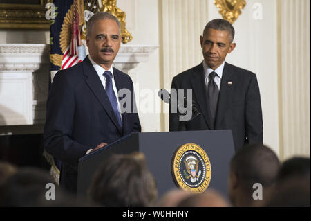 Le procureur général Eric Holder (L) annonce sa démission aux côtés du président américain Barack Obama à la Maison Blanche, à Washington, D.C. le 25 septembre 2014. Titulaire restera à son poste jusqu'à ce qu'un remplacement peut être confirmé par le Congrès. UPI/Kevin Dietsch Banque D'Images