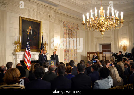 Le procureur général Eric Holder (L) annonce sa démission aux côtés du président américain Barack Obama à la Maison Blanche, à Washington, D.C. le 25 septembre 2014. Titulaire restera à son poste jusqu'à ce qu'un remplacement peut être confirmé par le Congrès. UPI/Kevin Dietsch Banque D'Images