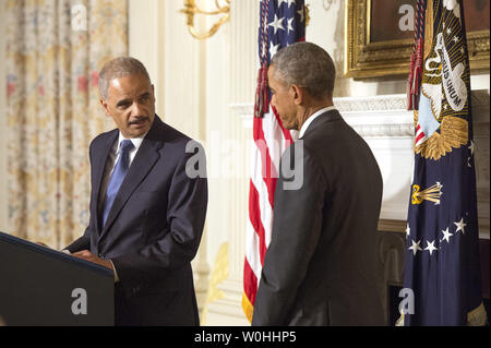 Le procureur général Eric Holder (L) annonce sa démission aux côtés du président américain Barack Obama à la Maison Blanche, à Washington, D.C. le 25 septembre 2014. Titulaire restera à son poste jusqu'à ce qu'un remplacement peut être confirmé par le Congrès. UPI/Kevin Dietsch Banque D'Images