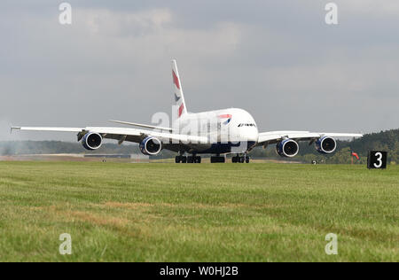 British Airways' nouvel Airbus A380 arrive à l'Aéroport Washington Dulles International Airport pour sa première arrivée, à Dulles, en Virginie, le 2 octobre 2014. L'A380 est le plus gros avion de passagers, et pour la première fois, les clients pourront apprécier le service entre Washington et Londres. UPI/Molly Riley Banque D'Images