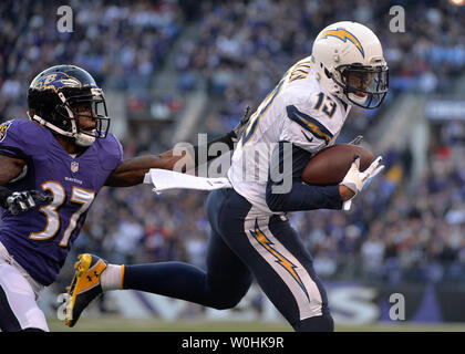 San Diego Chargers wide receiver Keenan Allen apporte un 23 verges contre Baltimore Ravens arrière défensif Danny Gorrer à M&T Bank Domaine à Baltimore, Maryland le 30 novembre 2014. UPI/Kevin Dietsch Banque D'Images