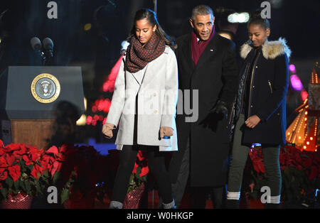 Le président américain, Barack Obama (C) marche avec ses filles Malia et Sasha (L) ils ont jeté le 23-08-2003 au cours de l'interrupteur d'éclairage de l'arbre de Noël National, le 4 décembre 2014, à Washington, DC. La tradition remonte à 1923 et le Président Calvin Coolidge et historiquement commence la période des Fêtes dans la capitale américaine. UPI/Mike Theiler Banque D'Images