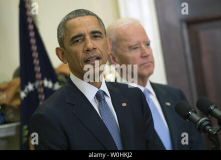 Le président Barack Obama parle avec le Vice-président Joe Biden comme il l'annonce Ashton Carter comme son candidat pour être le prochain secrétaire à la défense, le 5 décembre 2014 à Washington, D.C. Si confirmers Carter sera le remplacement d'actuel ministre de la Défense Chuck Hagel qui annonce sa démission le mois dernier. UPI/Kevin Dietsch Banque D'Images