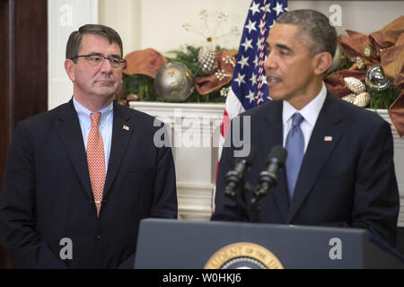 Le président Barack Obama annonce l'Ashton Carter (L) comme son candidat pour être le prochain secrétaire à la défense, le 5 décembre 2014 à Washington, D.C. Si confirmers Carter sera le remplacement d'actuel ministre de la Défense Chuck Hagel qui annonce sa démission le mois dernier. UPI/Kevin Dietsch Banque D'Images