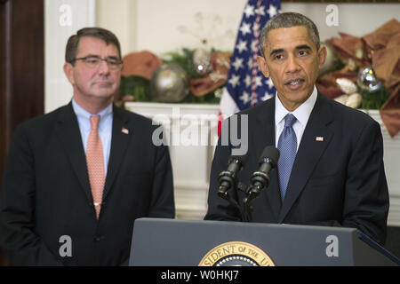 Le président Barack Obama annonce l'Ashton Carter (L) comme son candidat pour être le prochain secrétaire à la défense, le 5 décembre 2014 à Washington, D.C. Si confirmers Carter sera le remplacement d'actuel ministre de la Défense Chuck Hagel qui annonce sa démission le mois dernier. UPI/Kevin Dietsch Banque D'Images