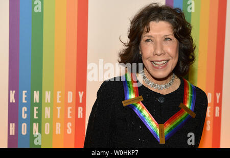 2014 Kennedy Centre vétéran comédien et comédienne Lily Tomlin pose pour les photographes sur le tapis rouge lors de son arrivée pour une soirée de divertissement de gala au Kennedy Center, le 7 décembre 2014, à Washington, DC. Les récompenses sont décernées chaque année sur cinq artistes pour leur l'ensemble de ses réalisations dans le domaine des arts et de la culture. UPI/Mike Theiler Banque D'Images