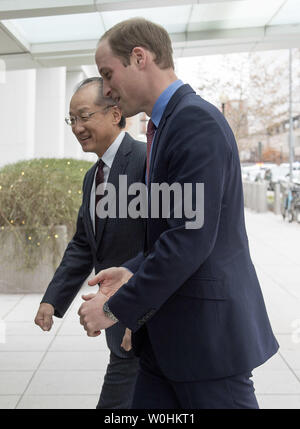 Le président de la Banque mondiale, Jim Yong Kim (L) de la Grande-Bretagne accueille le Prince William, duc de Cambridge, comme il arrive à la Banque mondiale pour la corruption internationale Conférence de l'Alliance des chasseurs, le 8 décembre 2014 à Washington, D.C. UPI/Kevin Dietsch Banque D'Images