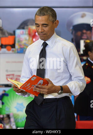 Le président Barack Obama lit une copie de "Green Eggs and Ham, comme il l'aide à trier les dons de jouets pour les jouets pour les tout-petits à Joint Base Anacostia-Bolling le 10 décembre 2014 à Washington, D.C. Toys for Tots est un Corps des Marines des États-Unis. Programme de réserve dont le but de recueillir et de distribuer des dons de jouets à moins de chance famille par le pays. UPI/Kevin Dietsch Banque D'Images