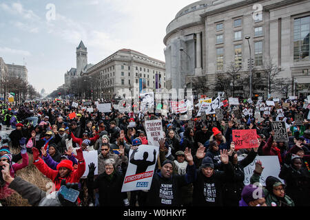 Les manifestants ont jeté leurs mains vers le haut tout en chantant 'hands up, don't shoot' lors de la 'Justice pour tous' mars le 13 décembre 2014 à Washington, D.C. Activist réunis dans la capitale des Nations Unies pour attirer l'attention sur les récents incidents de violences policières contre les Africains américains et pour protester contre la récente Mike Brown et Eric Garner grand jury des décisions. UPI/Gabriella Demczuk Banque D'Images