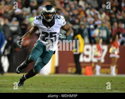 Philadelphia Eagles LeSean McCoy running back s'exécute pendant une première vers le bas contre la Redskins de Washington au deuxième trimestre à FedEx field à Landover, Maryland le 20 décembre 2014. UPI/Kevin Dietsch Banque D'Images