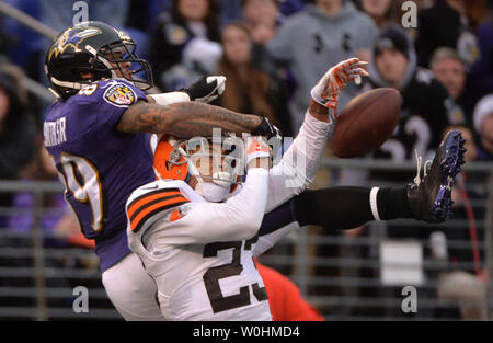 Cleveland Browns Joe évoluait Haden (23) rompt une note destinée aux Ravens de Baltimore le receveur Steve Smith au M&T Bank Stadium à Baltimore, Maryland le 28 décembre 2014. Les Ravens défait les Browns 20-10. UPI/Kevin Dietsch Banque D'Images