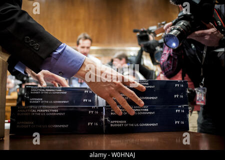Des copies de président américain Barack Obama, le budget de l'exercice 2016 sont à boîte ouverte dans le Comité du budget du Sénat à la Chambre le Capitole le 2 février 2015 à Washington, D.C. les 4 billions de dollars de budget, doté d''un programme de travaux publics, une taxe sur les bénéfices conservés par les sociétés d'outre-mer, des crédits d'impôt pour la classe moyenne et une augmentation de salaire de 1,3 pour cent pour les employés du gouvernement fédéral et l'armée. Photo par Pete Marovich/UPI Banque D'Images
