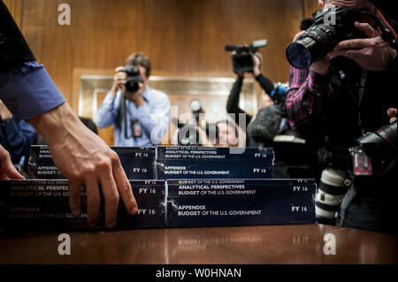 Des copies de président américain Barack Obama, le budget de l'exercice 2016 sont à boîte ouverte dans le Comité du budget du Sénat à la Chambre le Capitole le 2 février 2015 à Washington, D.C. les 4 billions de dollars de budget, doté d''un programme de travaux publics, une taxe sur les bénéfices conservés par les sociétés d'outre-mer, des crédits d'impôt pour la classe moyenne et une augmentation de salaire de 1,3 pour cent pour les employés du gouvernement fédéral et l'armée. Photo par Pete Marovich/UPI Banque D'Images