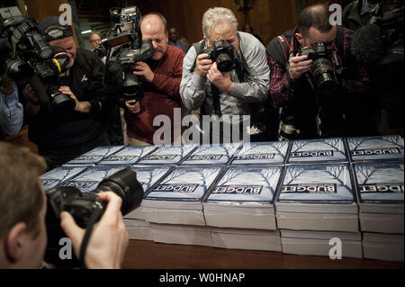 Des copies de président américain Barack Obama, le budget de l'exercice 2016 sont à boîte ouverte dans le Comité du budget du Sénat à la Chambre le Capitole le 2 février 2015 à Washington, D.C. les 4 billions de dollars de budget, doté d''un programme de travaux publics, une taxe sur les bénéfices conservés par les sociétés d'outre-mer, des crédits d'impôt pour la classe moyenne et une augmentation de salaire de 1,3 pour cent pour les employés du gouvernement fédéral et l'armée. Photo par Pete Marovich/UPI Banque D'Images