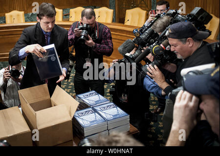 Des copies de président américain Barack Obama, le budget de l'exercice 2016 sont à boîte ouverte dans le Comité du budget du Sénat à la Chambre le Capitole le 2 février 2015 à Washington, D.C. les 4 billions de dollars de budget, doté d''un programme de travaux publics, une taxe sur les bénéfices conservés par les sociétés d'outre-mer, des crédits d'impôt pour la classe moyenne et une augmentation de salaire de 1,3 pour cent pour les employés du gouvernement fédéral et l'armée. Photo par Pete Marovich/UPI Banque D'Images