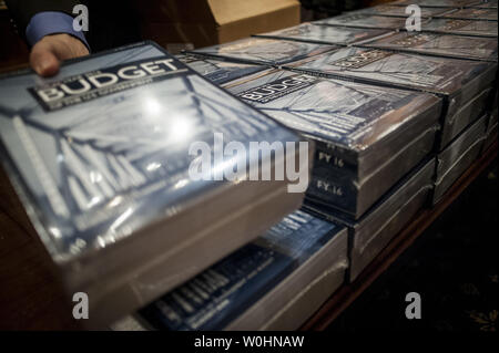 Des copies de président américain Barack Obama, le budget de l'exercice 2016 sont à boîte ouverte dans le Comité du budget du Sénat à la Chambre le Capitole le 2 février 2015 à Washington, D.C. les 4 billions de dollars de budget, doté d''un programme de travaux publics, une taxe sur les bénéfices conservés par les sociétés d'outre-mer, des crédits d'impôt pour la classe moyenne et une augmentation de salaire de 1,3 pour cent pour les employés du gouvernement fédéral et l'armée. Photo par Pete Marovich/UPI Banque D'Images