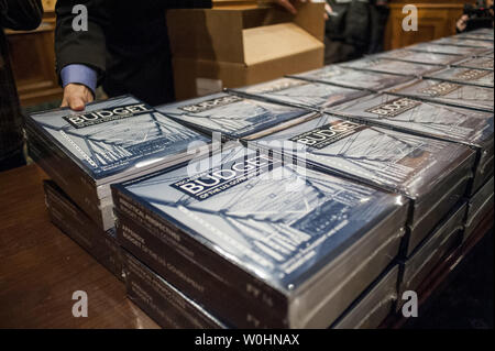 Des copies de président américain Barack Obama, le budget de l'exercice 2016 sont à boîte ouverte dans le Comité du budget du Sénat à la Chambre le Capitole le 2 février 2015 à Washington, D.C. les 4 billions de dollars de budget, doté d''un programme de travaux publics, une taxe sur les bénéfices conservés par les sociétés d'outre-mer, des crédits d'impôt pour la classe moyenne et une augmentation de salaire de 1,3 pour cent pour les employés du gouvernement fédéral et l'armée. Photo par Pete Marovich/UPI Banque D'Images